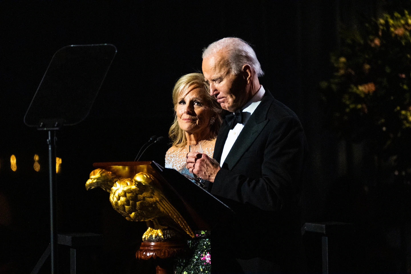Президент Джо Байден плаче під час вечері в Білому домі, щоб подякувати своїм давнім прихильникам 22 листопада